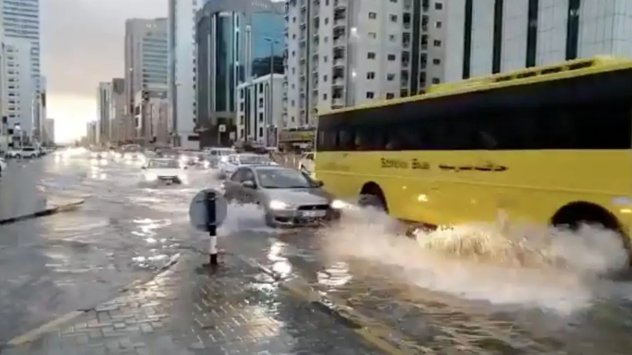 طقس الإمارات : مركز الأرصاد يحذر المواطنين والمقيمين من سقوط أمطار  متفرقة متفاوتة الغزارة على هذه المناطق