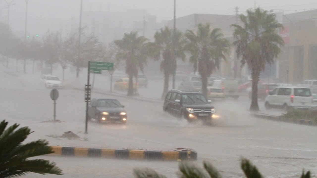 تحذير عاجل : الأرصاد الجوية في سلطنة عمان تحذر من منخفض جوى يسبب مخاطر متعددة في هذه المناطق ابتداء من يوم غد الاثنين حتى هذا الموعد